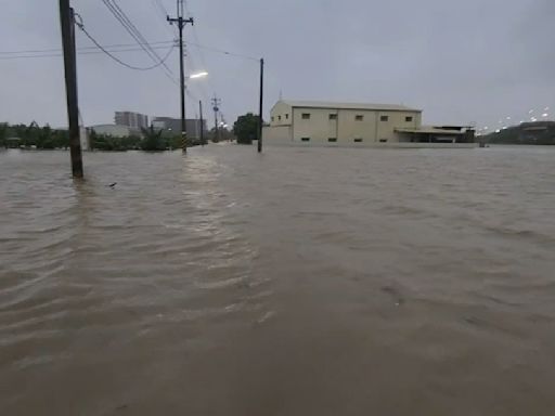 雨彈轟炸！雲林「水淹到腰」 直擊橡皮艇救人