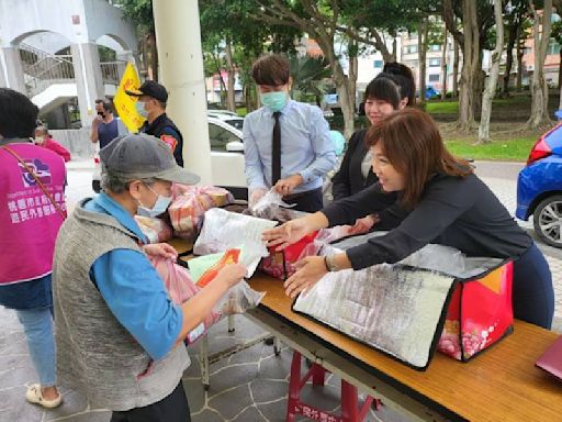 桃園社會局端午節前夕送暖 街友享用美味粽子