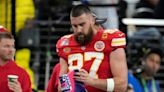 Un frustrado Travis Kelce empuja a Andy Reid, quien a sus 65 años retrocedió unos pasos