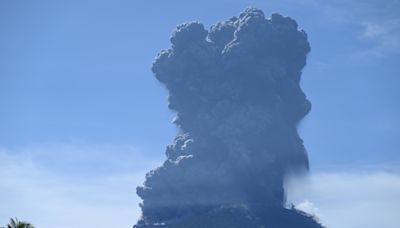 El volcán Ibu entra en erupción y lanza una columna de ceniza y humo de 5.000 metros en Indonesia