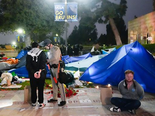 Más de 100 personas arrestadas durante el retiro del campamento pro-Palestina en UCLA - La Opinión