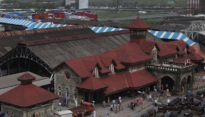 Promptly provide public toilet outside Bandra (East) railway station, Bombay High Court tells BMC