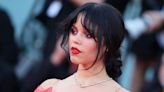 Las tendencias de belleza fichadas en el Festival de Venecia: de Jenna Ortega a Amy Jackson