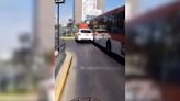 Bus RED saca por la fuerza a vehículo que se coló en vía exclusiva - La Tercera