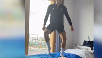 París 2024: Deportistas muestran las camas "anti sexo" de Juegos Olímpicos
