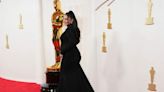 Vannesa Hudgens muestra avance de su embarazo en alfombra roja de los Oscars 2024