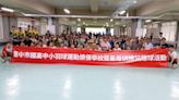 臺中市羽委會贈送超過二千打羽球給基層羽球發展學校