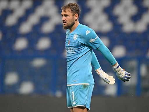 AZ Alkmaar beat FC Groningen to sign former Netherlands international goalkeeper after spell in Italy