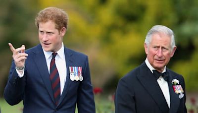 Príncipe Harry tem viagem marcada para Londres, mas não sabe se Rei Charles terá tempo para encontrá-lo em meio a 'agenda apertada', diz fonte