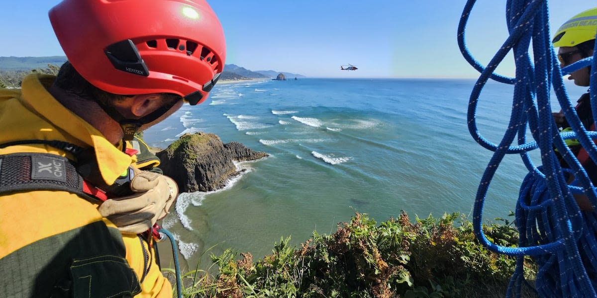 2 teens rescued from rocks at Cannon Beach