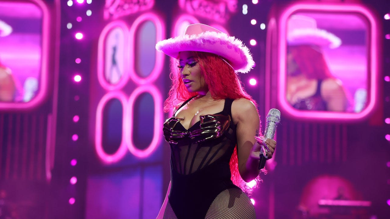 Nicki Minaj Hurls Object Back Into Crowd After Nearly Getting Hit