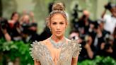 El vestido semitransparente de Jennifer Lopez con el que ha conquistado la alfombra de la MET Gala 2024