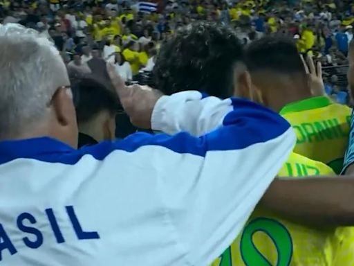 Una imagen que recorre el mundo: la actitud de los jugadores de Brasil con su entrenador antes de los penales contra Uruguay