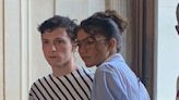 Zendaya apuesta por la camisa 'oversize' para su cita con Tom Holland en el Louvre