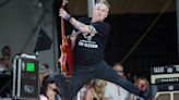 Mike McCready, guitarrista do Pearl Jam, cai do palco durante apresentação