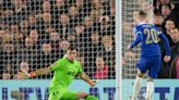 Dibu Martínez, con los pies y con las manos, enorme figura en una intensa jornada de la FA Cup, con campeones del mundo en la vidriera