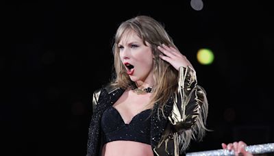 Taylor Swift Tells Fans ‘Talk Amongst Yourselves’ While Expertly Handling Eras Tour Wardrobe Slipup