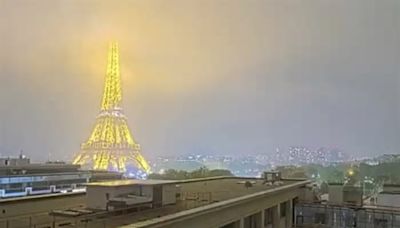 Rayo impacta la Torre Eiffel