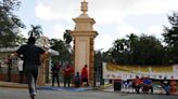 Una huelga de trabajadores bloquea los recintos universitarios de Puerto Rico