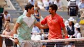 Novak Djokovic, el viejo maestro, frenó el ímpetu juvenil de Carlos Alcaraz en Roland Garros y quedó a un paso de ser el máximo ganador de Grand Slams