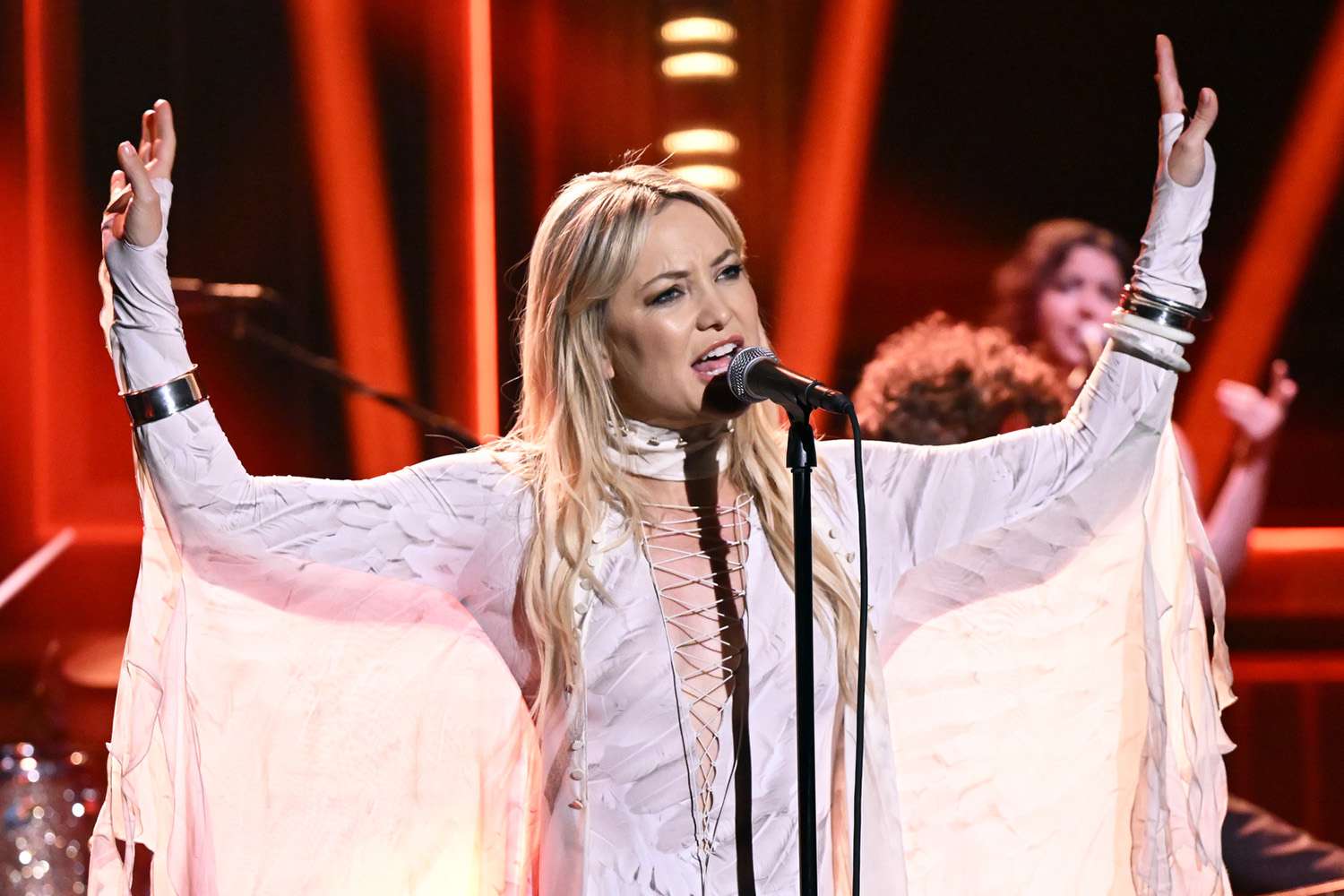 Kate Hudson Makes TV Performance Debut with Song 'Gonna Find Out,' Teases Tour: 'I'm Getting Back on the Bus!'