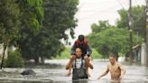 Voluntário entra na água para resgatar dois jovens em bairro de Eldorado do Sul