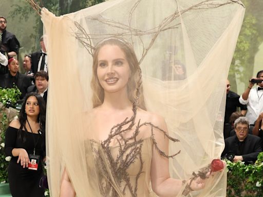 El look de Lana Del Rey para la Met Gala 2024 hace referencia a una colección icónica de Alexander McQueen