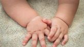 Bebé de 6 meses muere tras ser aplastado por una reja en el patio de su casa