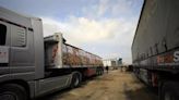 Israel cierra el paso de Kerem Shalom a los camiones de ayuda humanitaria tras un ataque con cohetes - La Tercera