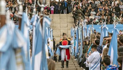 Miles de alumnos de todo el país juraron lealtad a la bandera en el Monumento