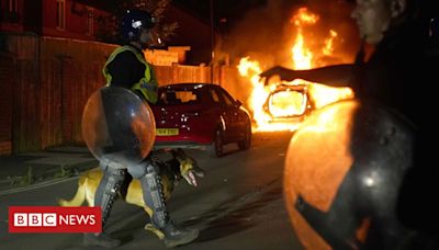 Inglaterra: a onda de violência em protestos após morte de crianças em ataque a faca