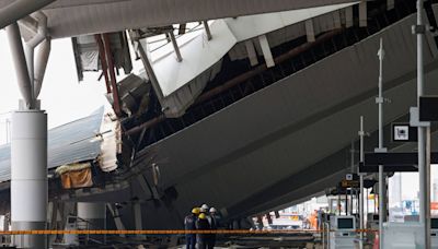 Teto de aeroporto de Nova Déli cai em meio a fortes chuvas; veja fotos de hoje