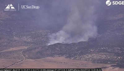 Ordenan evacuaciones por incendio durante tormentas eléctricas al norte de la montaña Palomar