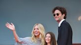 Sienna Miller cruza tapete vermelho de Cannes acompanhada da filha e do namorado Oli Green