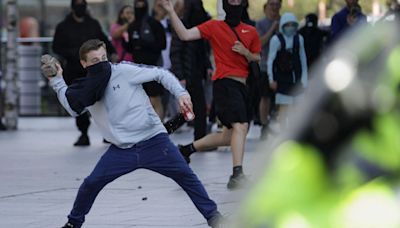 Starmer condena el "matonismo de extrema derecha" tras las protestas violentas en el Reino Unido