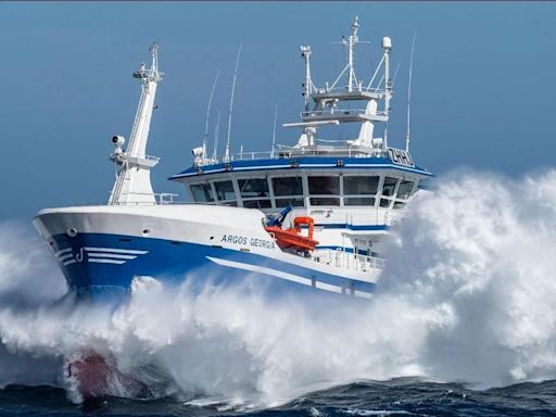 Tragedia cerca de Malvinas: un barco pesquero se hundió, ocho tripulantes murieron e intentan rescatar al resto