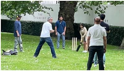 Shah Rukh Khan and Suhana Khan play cricket with friends in London. See photo