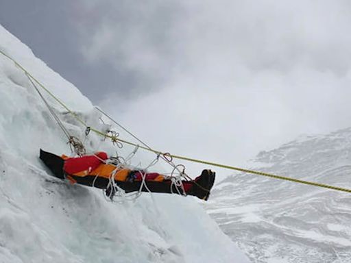 El deshielo del Everest deja al descubierto cadáveres de montañistas y toneladas de basura