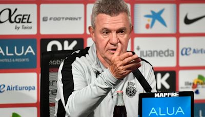 Javier Aguirre es recibido entre aplausos por sus jugadores en plena conferencia de prensa