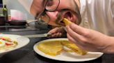 Xokas cocina la tortilla de patatas perfecta: “El debate con o sin cebolla no tiene sentido”