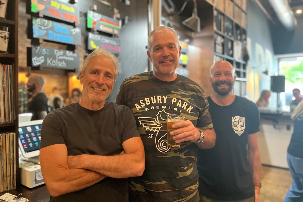 Jon Stewart plays drums at N.J. brewery, jams with his new band