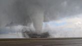 "Alerta máxima" en Estados Unidos: más de 70 tornados arrasan en el país y causan dos muertos | Vídeo