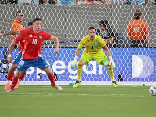 La razón de la ausencia de Claudio Bravo en el decisivo choque ante Canadá - La Tercera