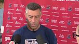 Pedro Caixinha enfrenta ataque inusitado de formigas durante coletiva pós-jogo na Copa do Brasil