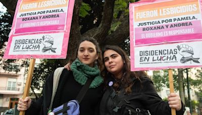 Con mensajes para el juez del triple crimen de Barracas, así fue la marcha a un mes de los asesinatos de Roxana, Pamela y Andrea