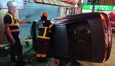 快訊／汽車疑過彎不慎撞民宅翻車 新北6旬老翁全身傷送醫