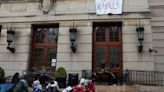 Estudiantes ocuparon un emblemático edificio de la Universidad de Columbia en medio de las protestas contra la guerra en Gaza