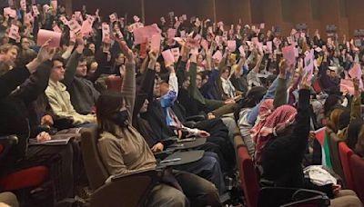 Photo of Aussie uni students voting draws global backlash