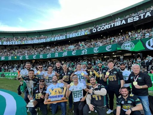 Parentes e amigos se despedem de atletas do Coritiba Crocodiles mortos em acidente de ônibus na Serra das Araras