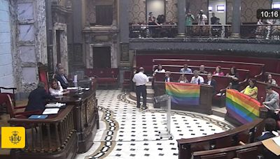 El ayuntamiento de València permite las banderas LGTBI de la oposición en el pleno en contra de la petición de Vox